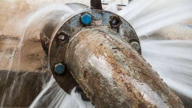 What Are the Signs Of a Water Main Break?